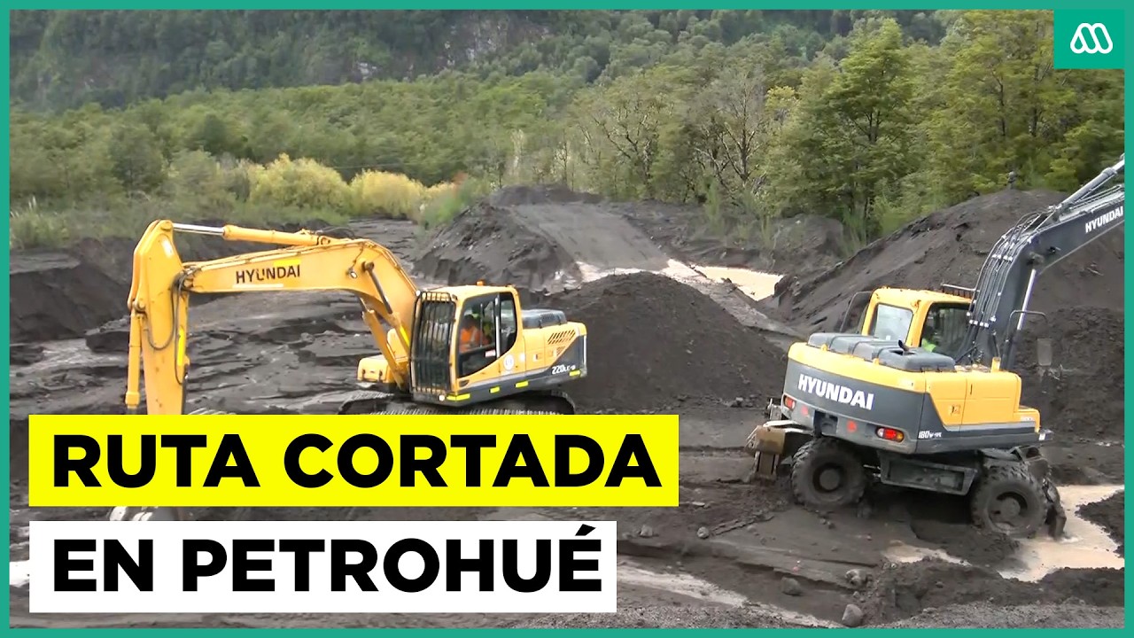 Ruta cortada por deslizamiento de tierra en Petrohué