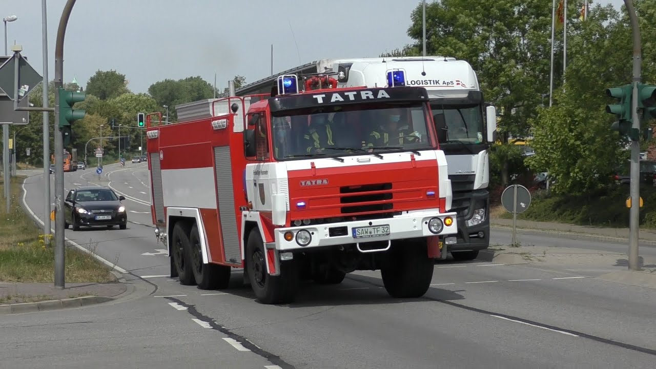 ELW 1, LF 16/20, TLF 32/80, HLF 20/20 FF Salzwedel und FuStW Polizei Sachsen-Anhalt auf Einsatzfahrt