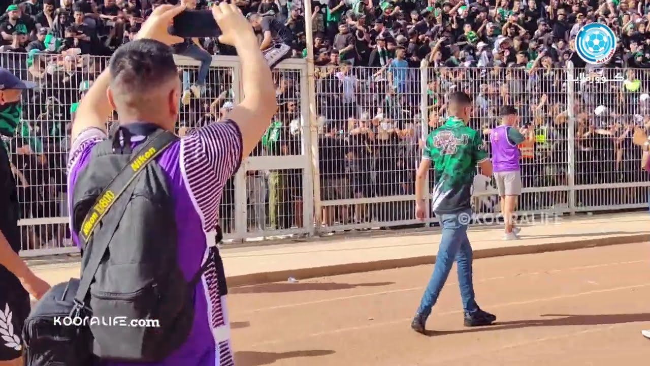 في لقطة جميلة، جماهير مولودية وجدة تقدم قنينات ماء معدني لجماهير الرجاء  👏👏