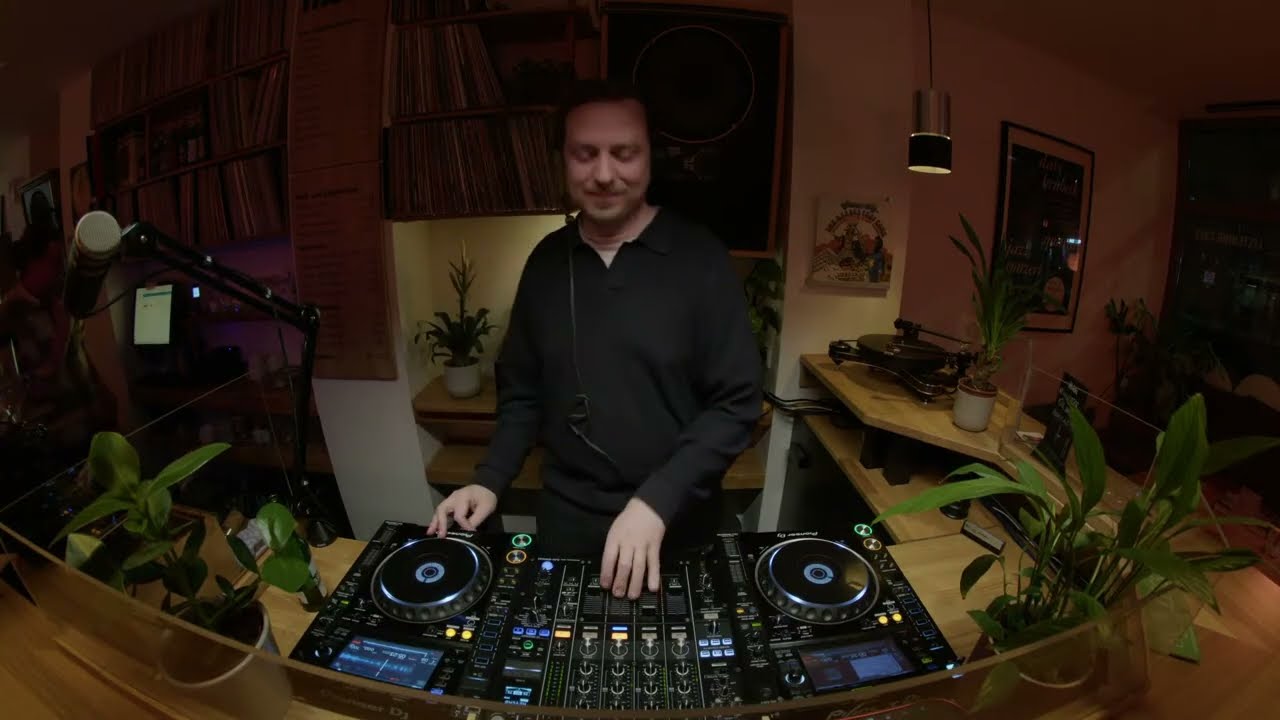 Relaxed, dreamy all-genre Radio Show | FMFM w/ Cosanne | mono•radio