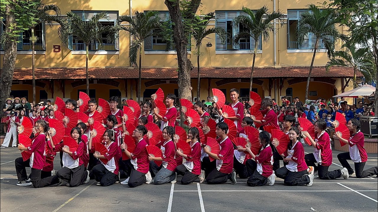 FLASHMOB “TẾT ĐONG ĐẦY” - tập thể lớp 11A17 - Hội Xuân TaKaNu 2024