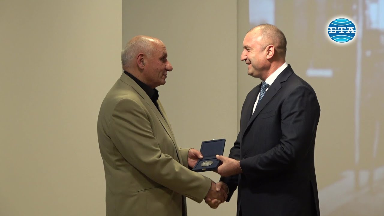 BTA: Президентът Румен Радев удостои журналиста Симеон Идакиев с Почетния знак на държавния глава