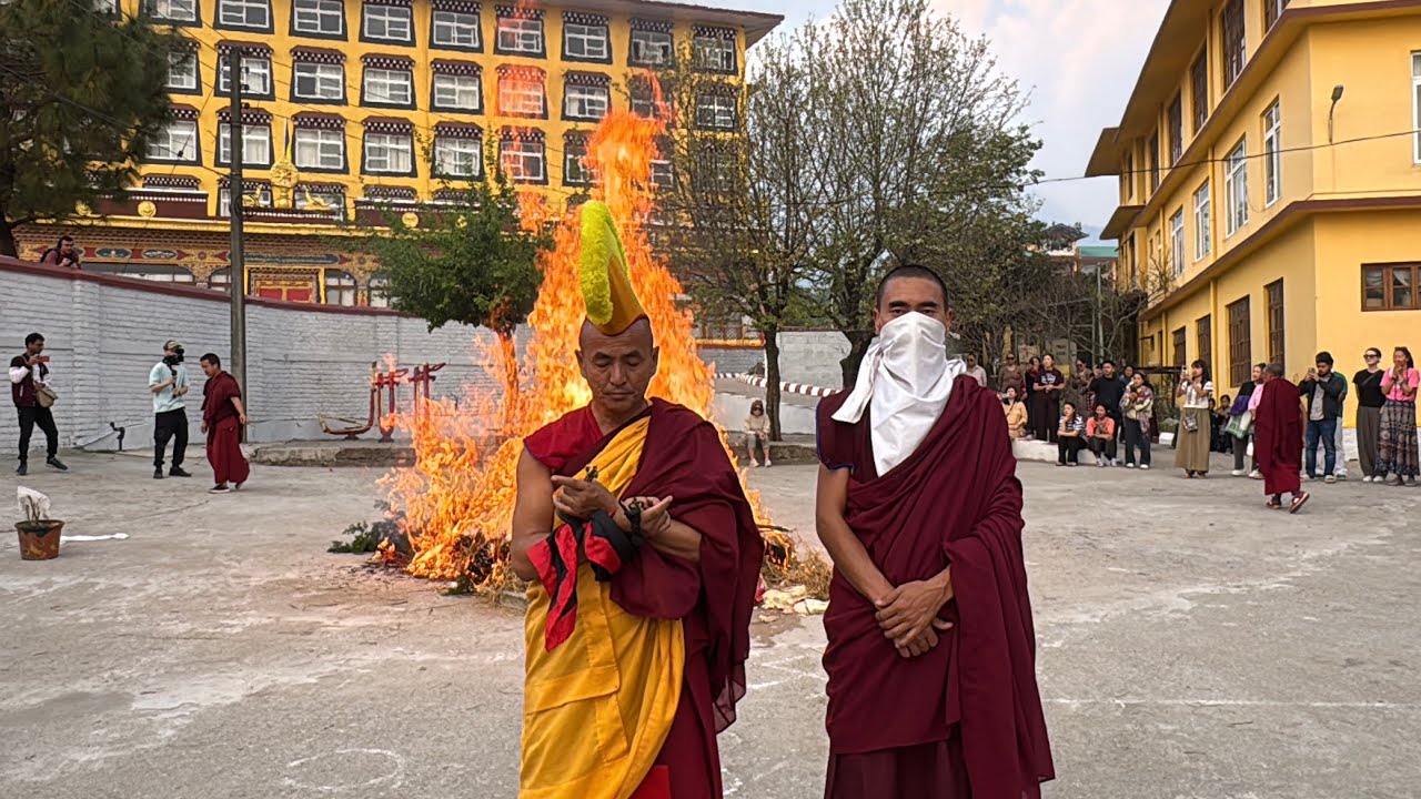 ཚོགས་ཡོངས་ནས་གདུགས་དཀར་གཏོར་ཆེན་དང་གཏོར་རྒྱག་བཅས་ལེགས་པར་གྲུབ་ཟིན་པའི་་བརྙན་ཐུང་།
