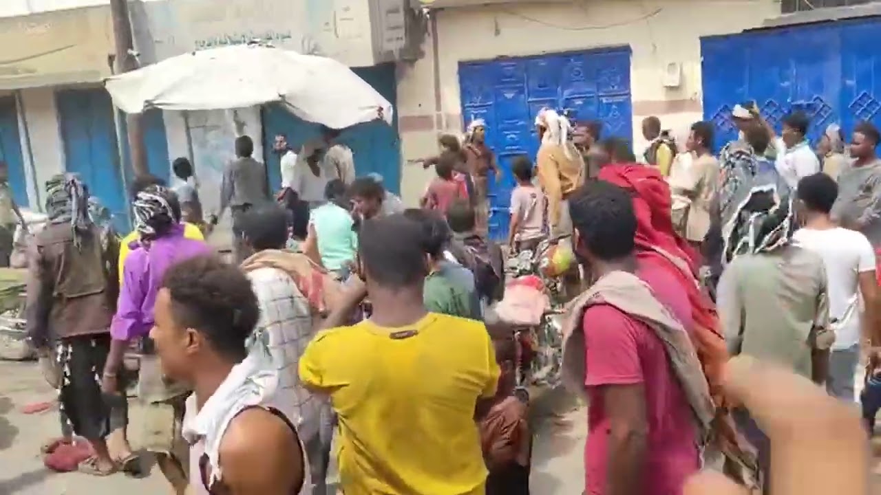 مظاهرات شعبية في مدينة زنجبار بمحافظة أبين وتكسير لبعض أبواب المحلات التجارية |أبين| اليمن