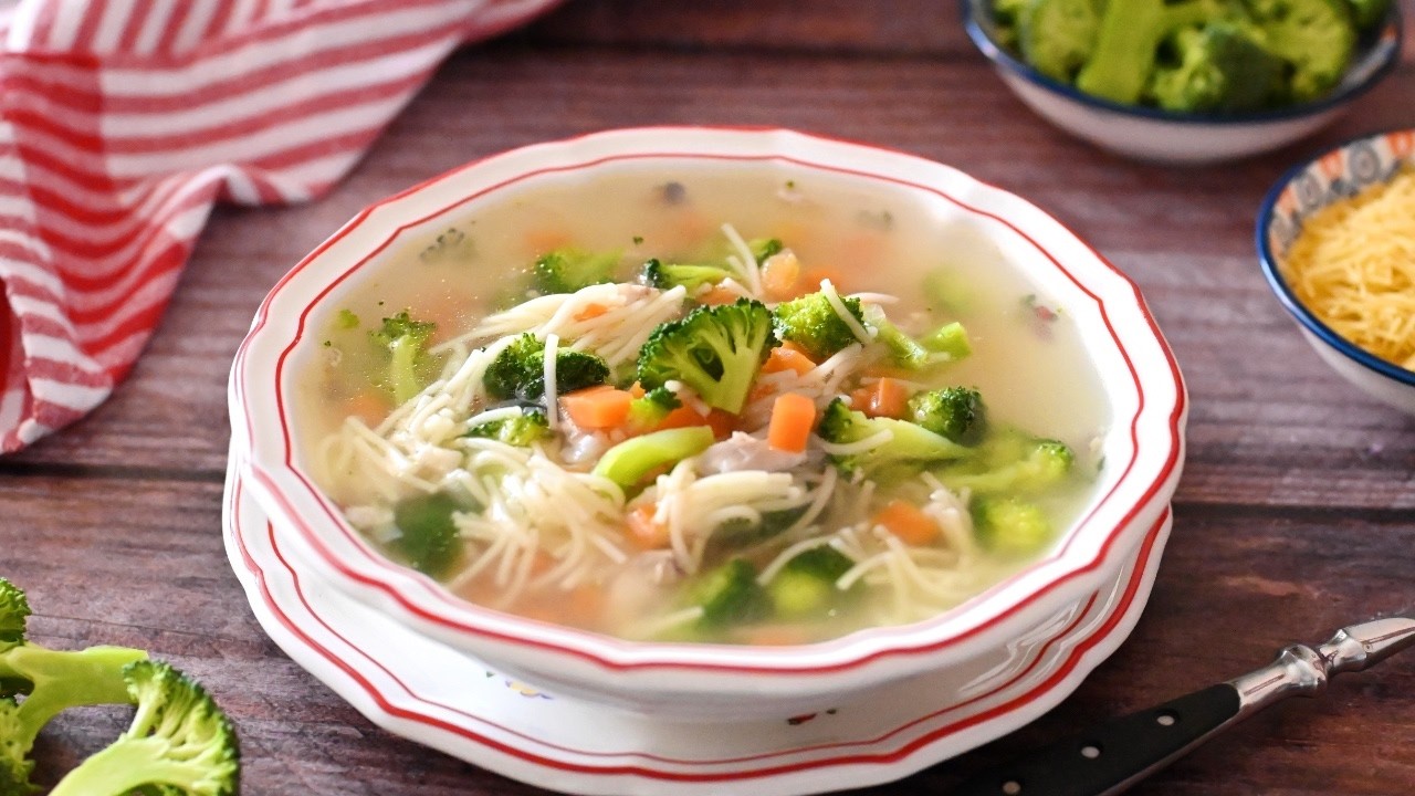 🍲 Этот куриный суп я теперь варю каждую неделю. Лёгкий, как облако. Без обжарки, подходит для детей!