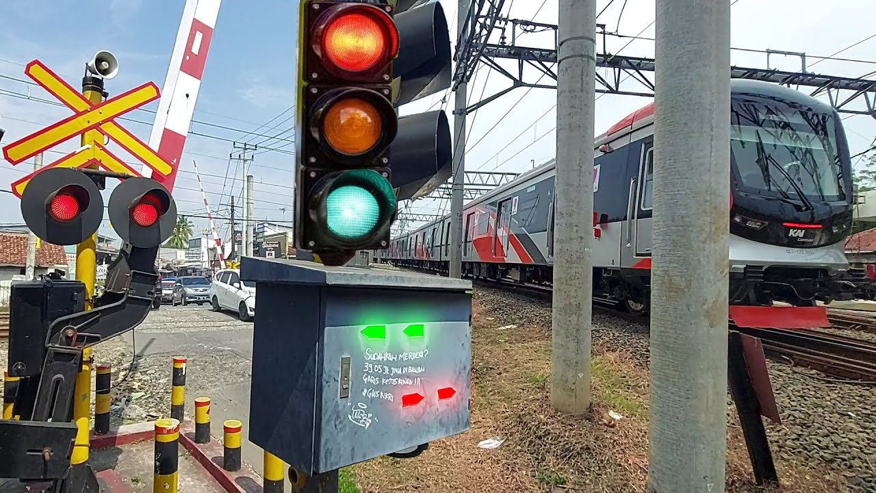 PALANG KERETA API Suara Unik JPL 181 Kedatangan Kereta KRL Langka Di Rangkas Bitung