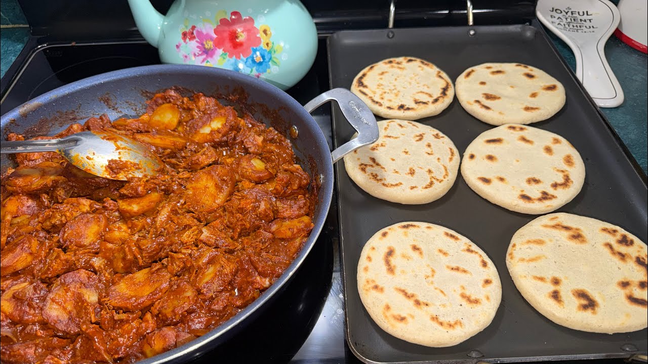 Gorditas de papas con carnitas en salsa
