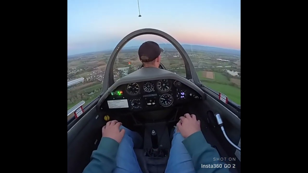 Mitflug bei einer Platzrunde in einer ask 21 mit Parabel und einer hochgezogenen Fahrtkurve