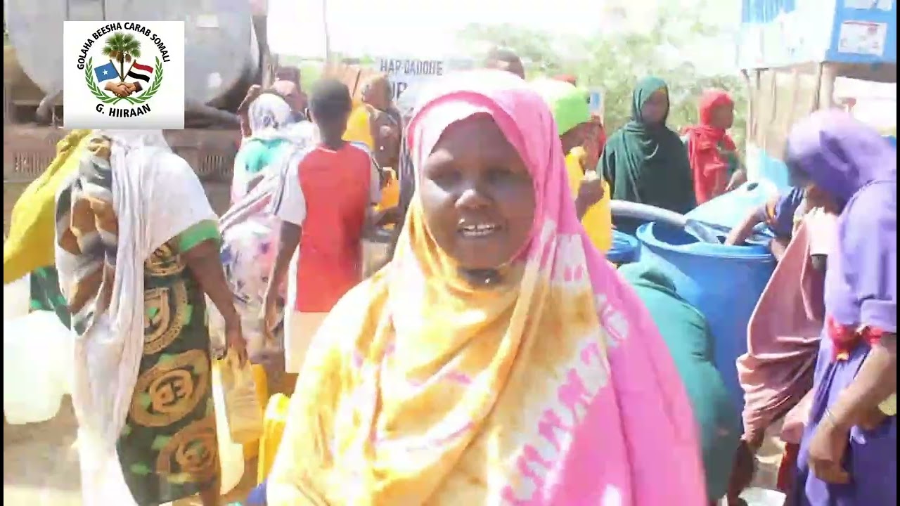 Raaxo Umu Saciid Saalim  oo booyad biyo ah ugu deeqday barakacaal ku jiro Kaam ku yaala Baledweyne 