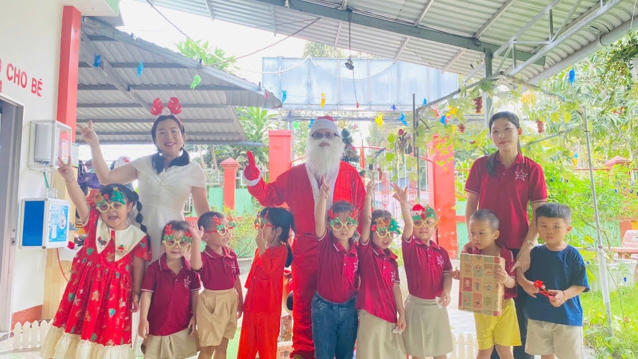 Các bạn nhỏ LỚP KINDY 1,LỚP KINDY 2 giao lưu và được ông già Noel phát quà thật là vui☺️