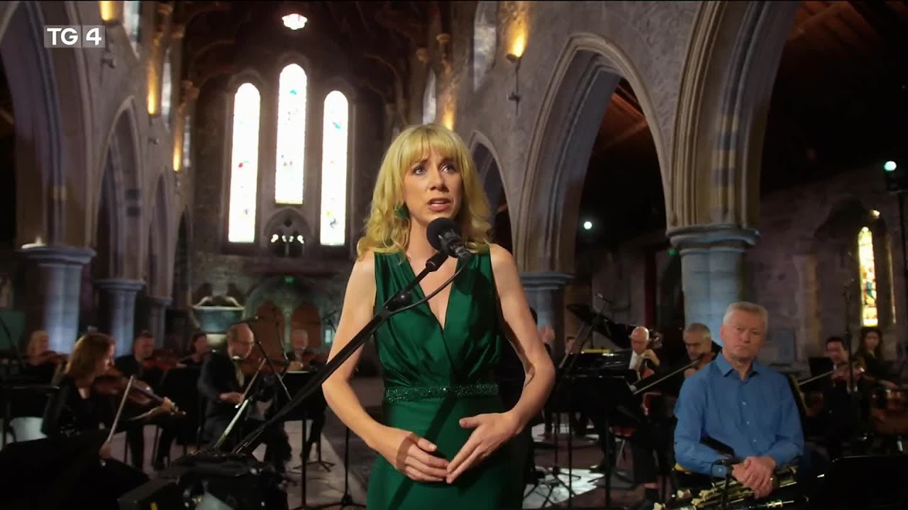 Róisín Reimagined - Muireann Nic Amhlaoibh - Róisín Dubh