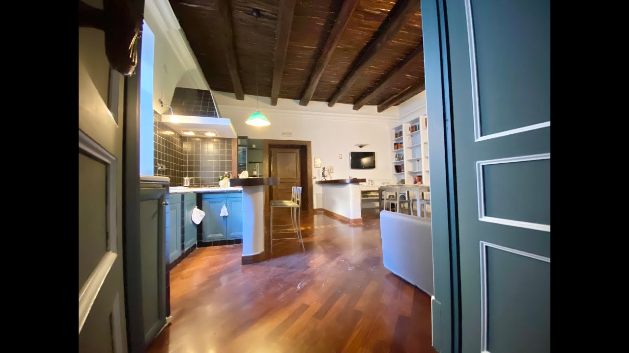 Salerno, una casa dallo stile antico nel centro