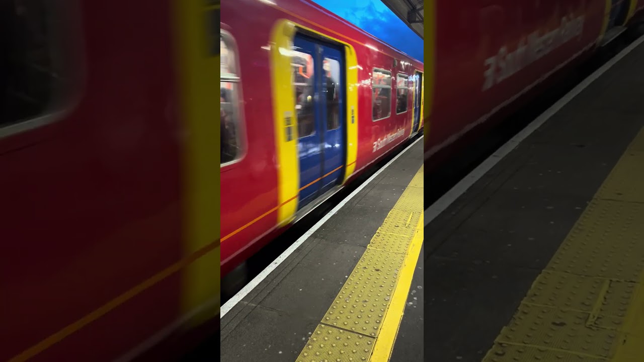 *CLASS 455 IN 2026* South Western Railway Class 455 train departs Vauxhall to head for Woking 