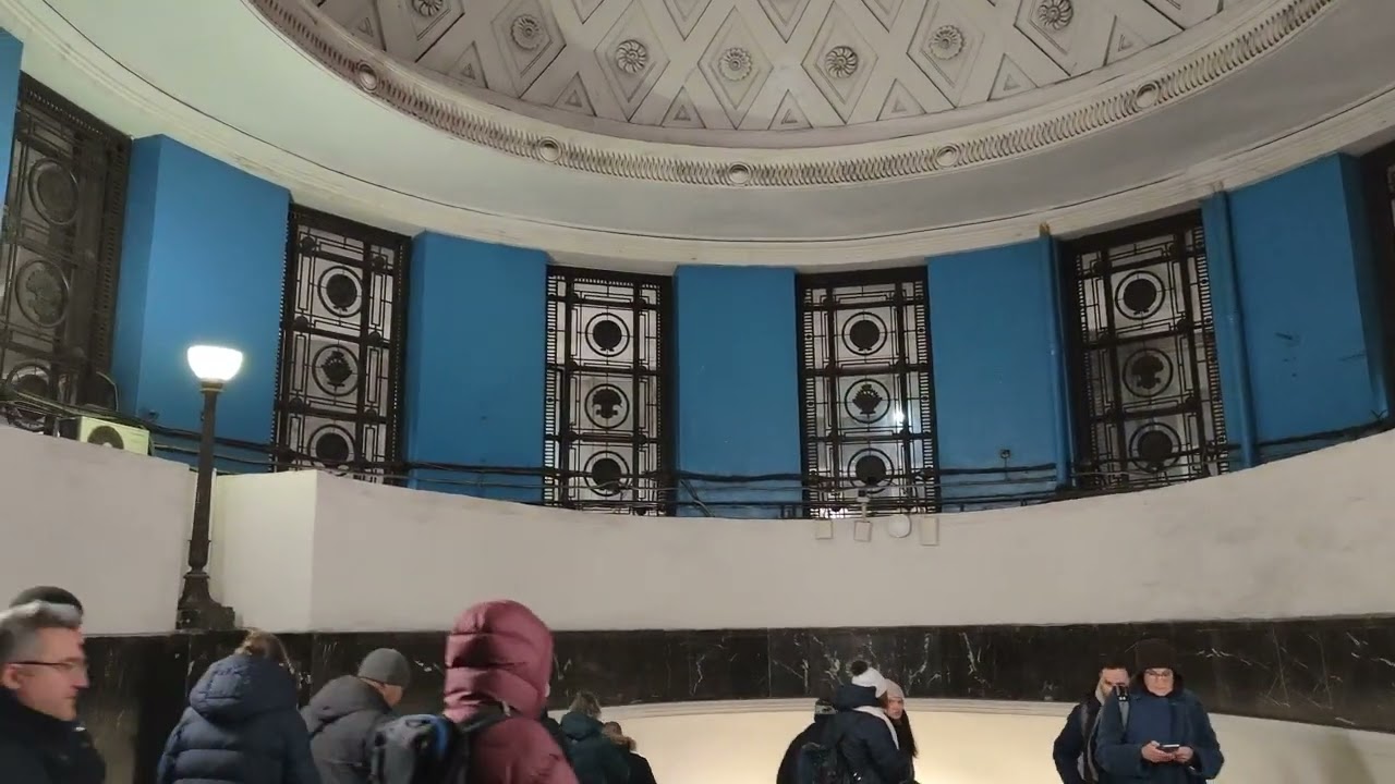 Подъём на эскалаторе на станции метро Новокузнецкая и половина наземного вестибюля в час пик #metro