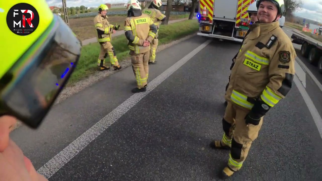Konar drzewa zwisający nad chodnikiem