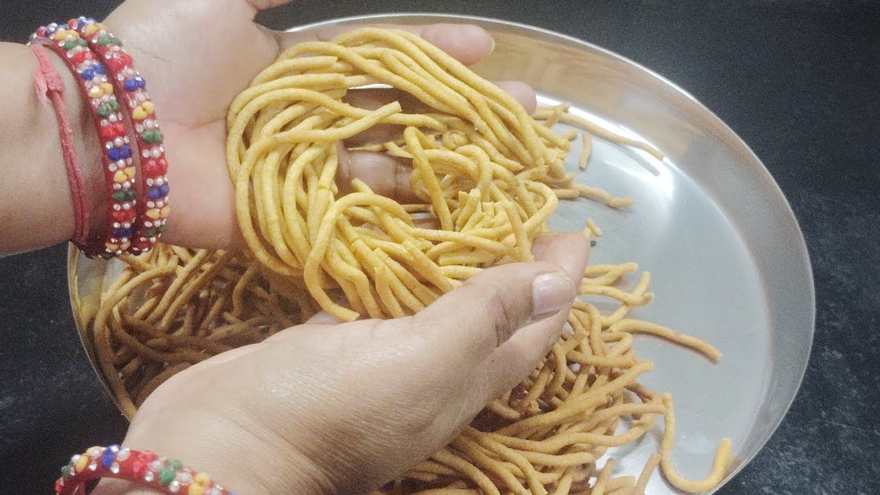 होली पर बनाए बेसन की नमकीन 😋😋😋