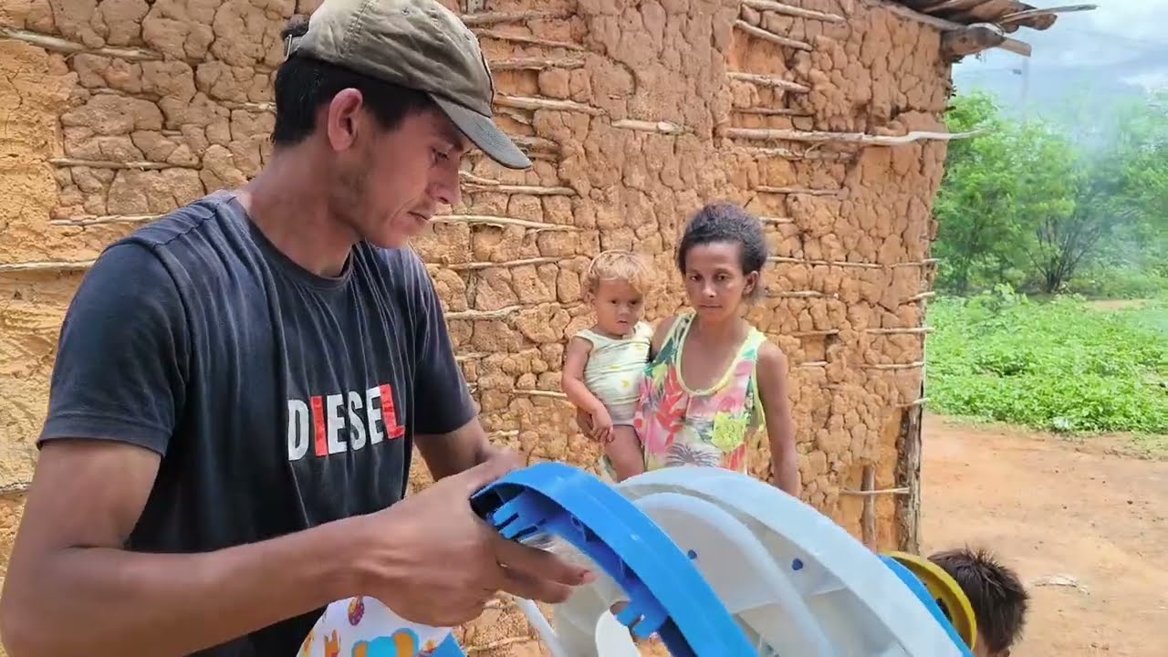 ENTREGA DE UM PRESENTE PARA O BEBÊ DE FABIANA E ANDERSON FAMÍLIA CARENTE DO SERTÃO PERNAMBUCANO.