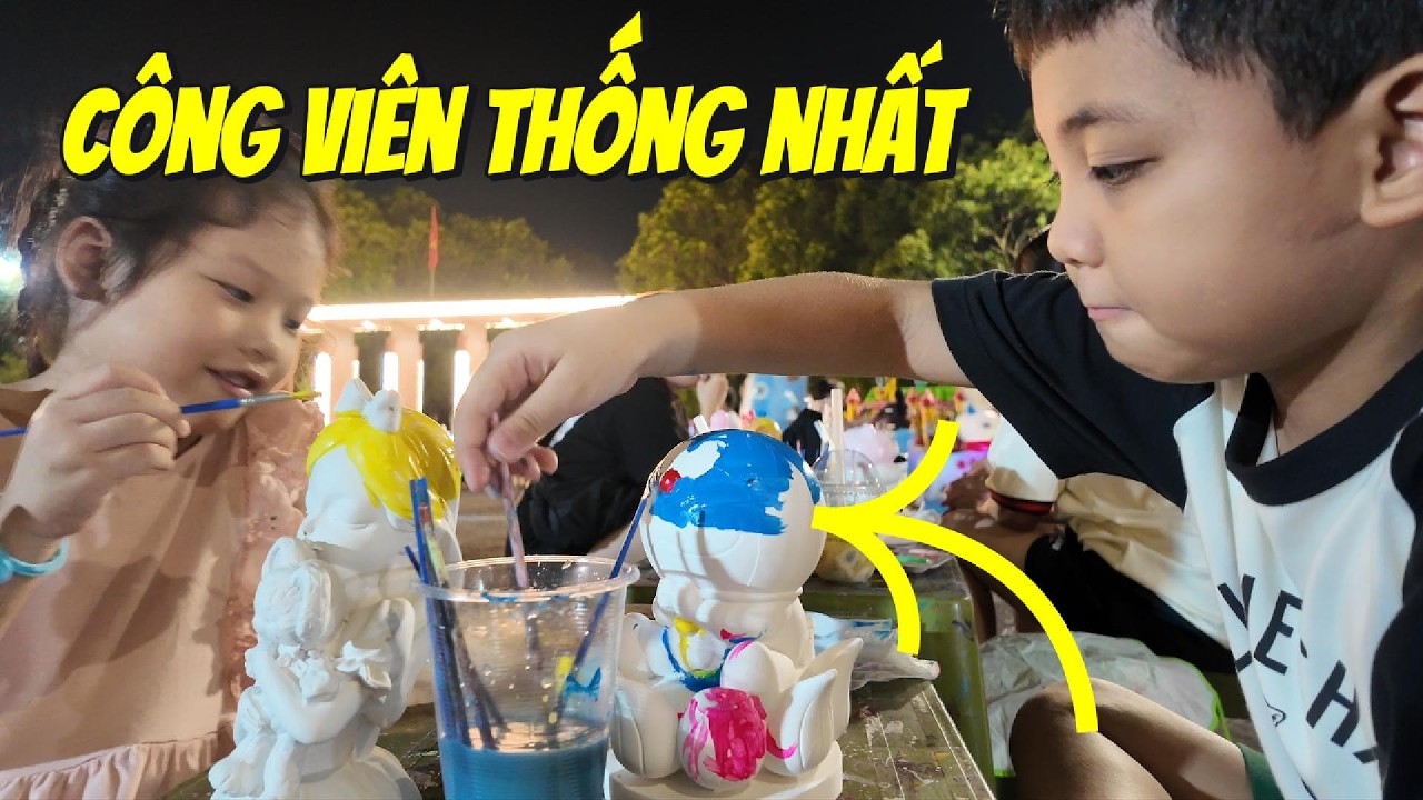 Giữa Công viên Thống Nhất, một góc tô tượng nhỏ thôi mà đủ giữ chân trẻ con cả buổi.