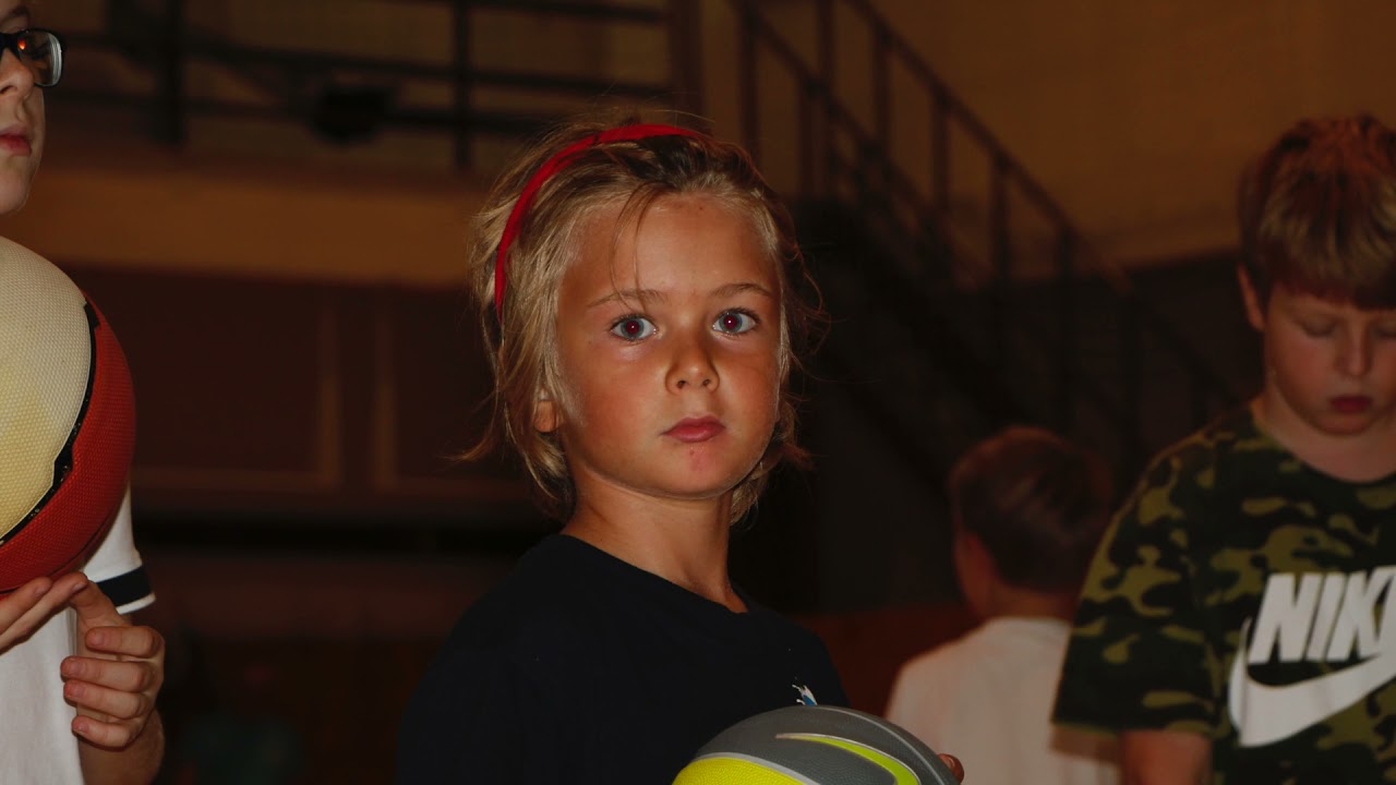 Board academy v telocvični s deťmi a dospel&yacute;mi