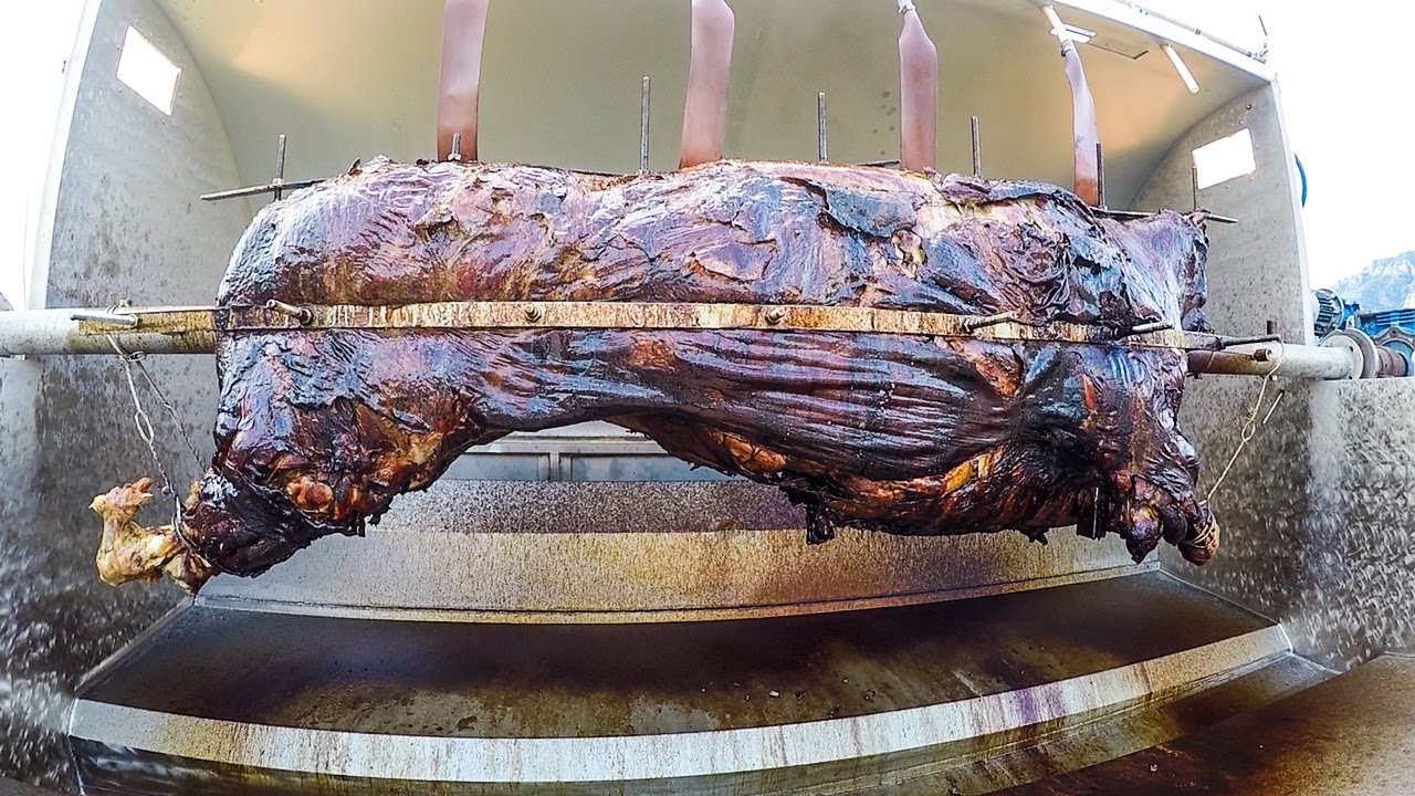 WHOLE BULL Roasted 24 Hours, Cut and Eaten on The Road ! Italian Crazy Food Experience. Street Food