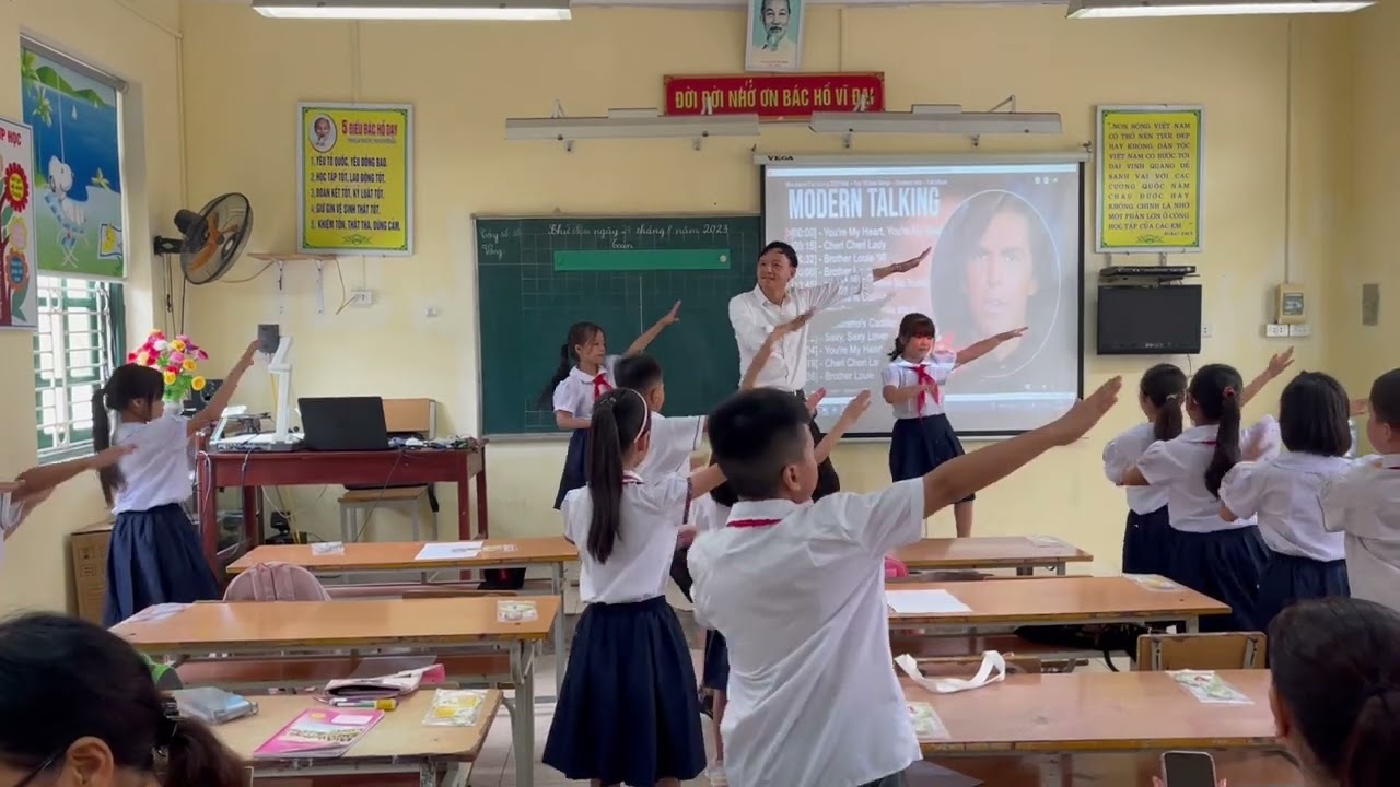 Khởi động tiết học của lớp 4B