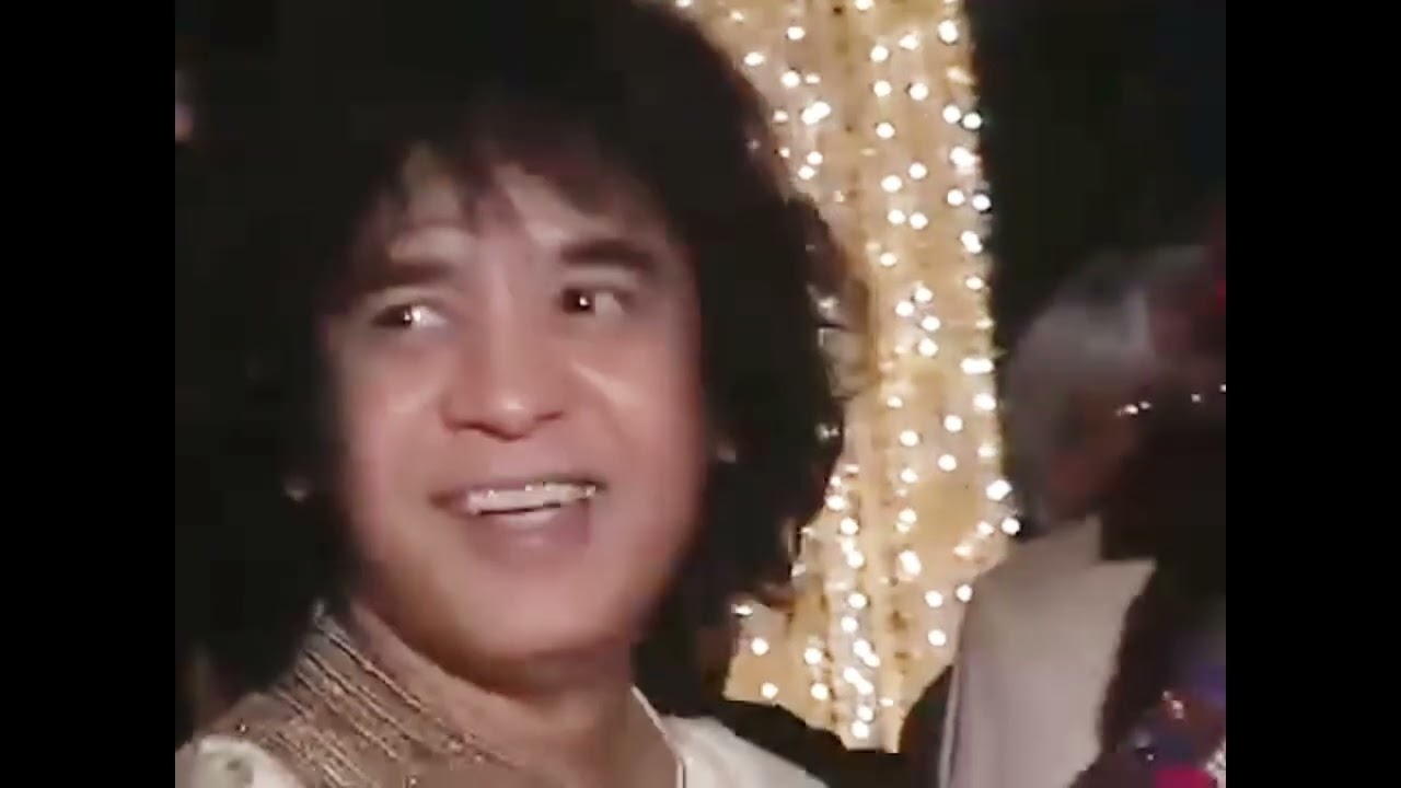 Ustad Zakir Hussain ji enjoying live band performance on Mere Dholna. Must watch his reactions.