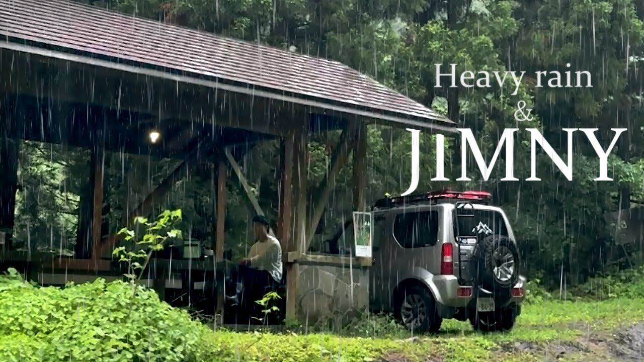 Наслаждаясь трапезой в глубине леса во время сильного дождя (JIMNY)