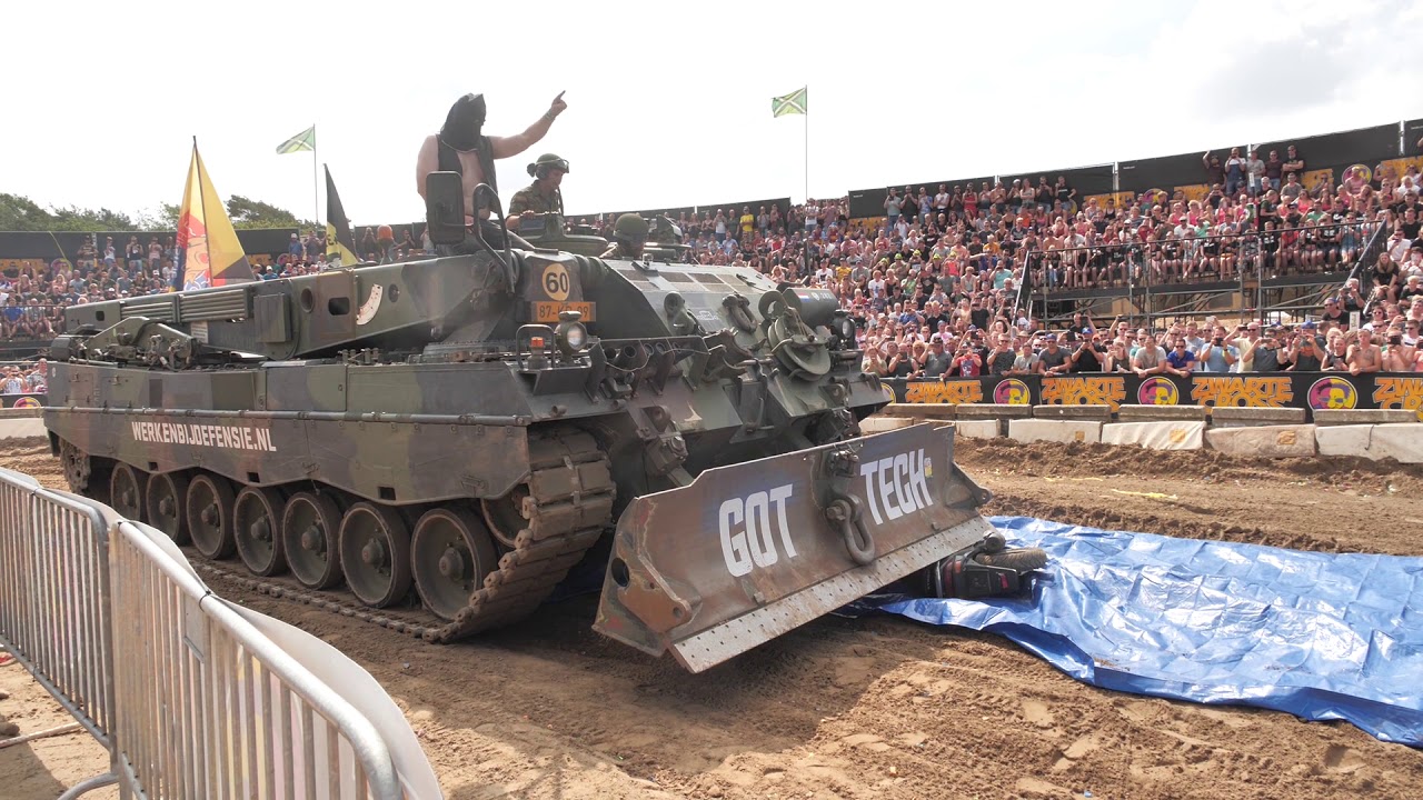 Legertank rijdt over brommer heen - Zwarte Cross 2019