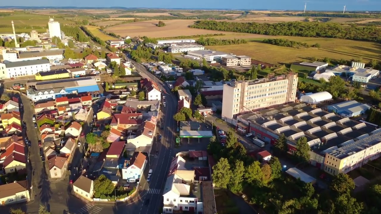Město Slan&yacute; z dronu