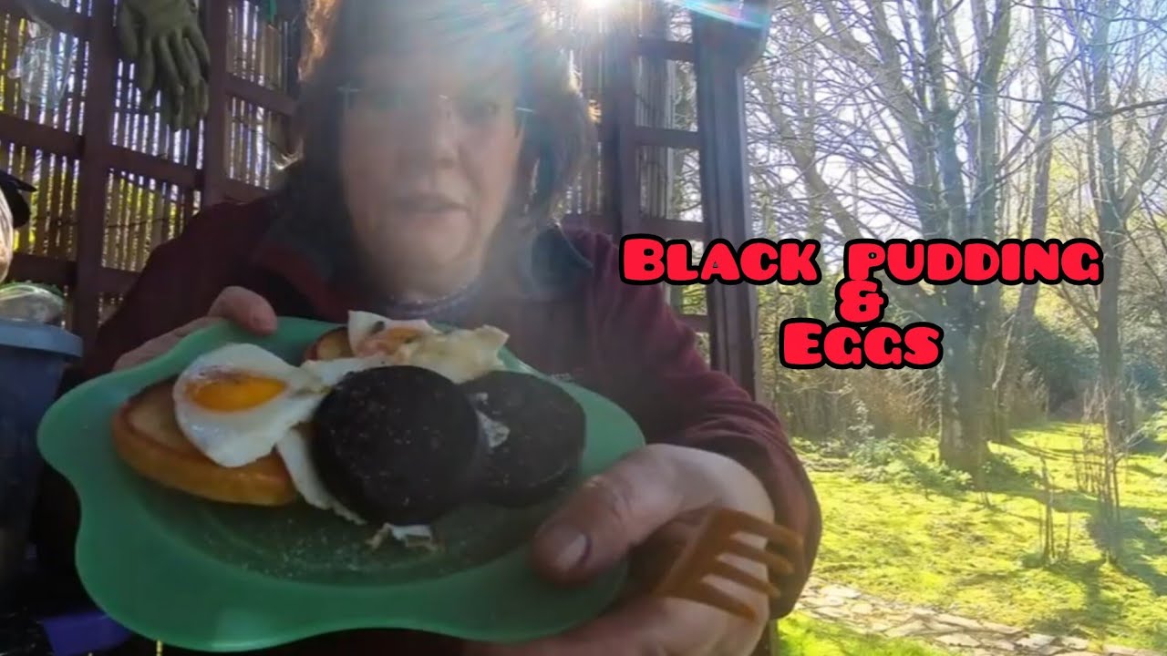 Black Pudding & Eggs on the kelly kettle hobo stove