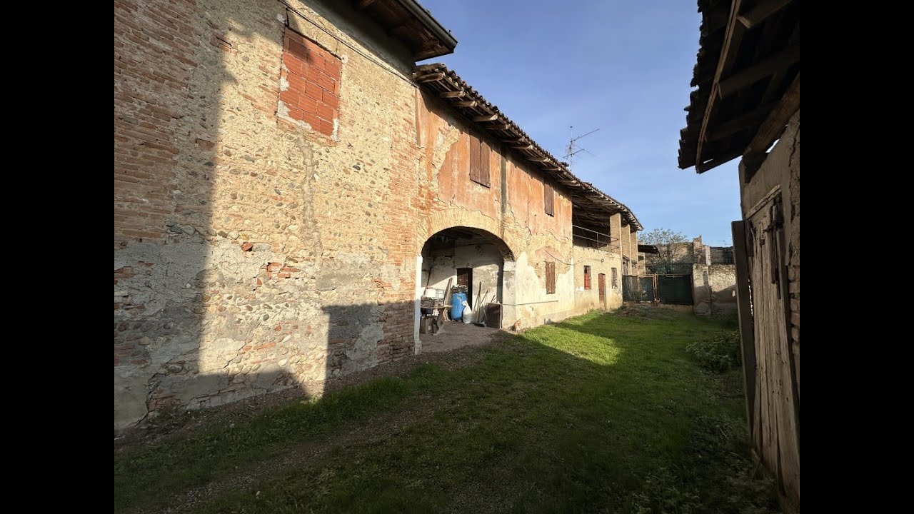 ESSECICASA di Brignoli Paola, propone in vendita a Arzago d'Adda -Bg- Rustico mq.340 da riattare