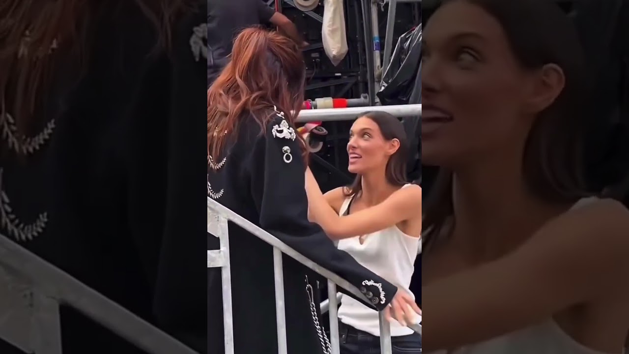 Anitta e Charlotte Cardin nos bastidores do ensaio do desfile agora em Paris.