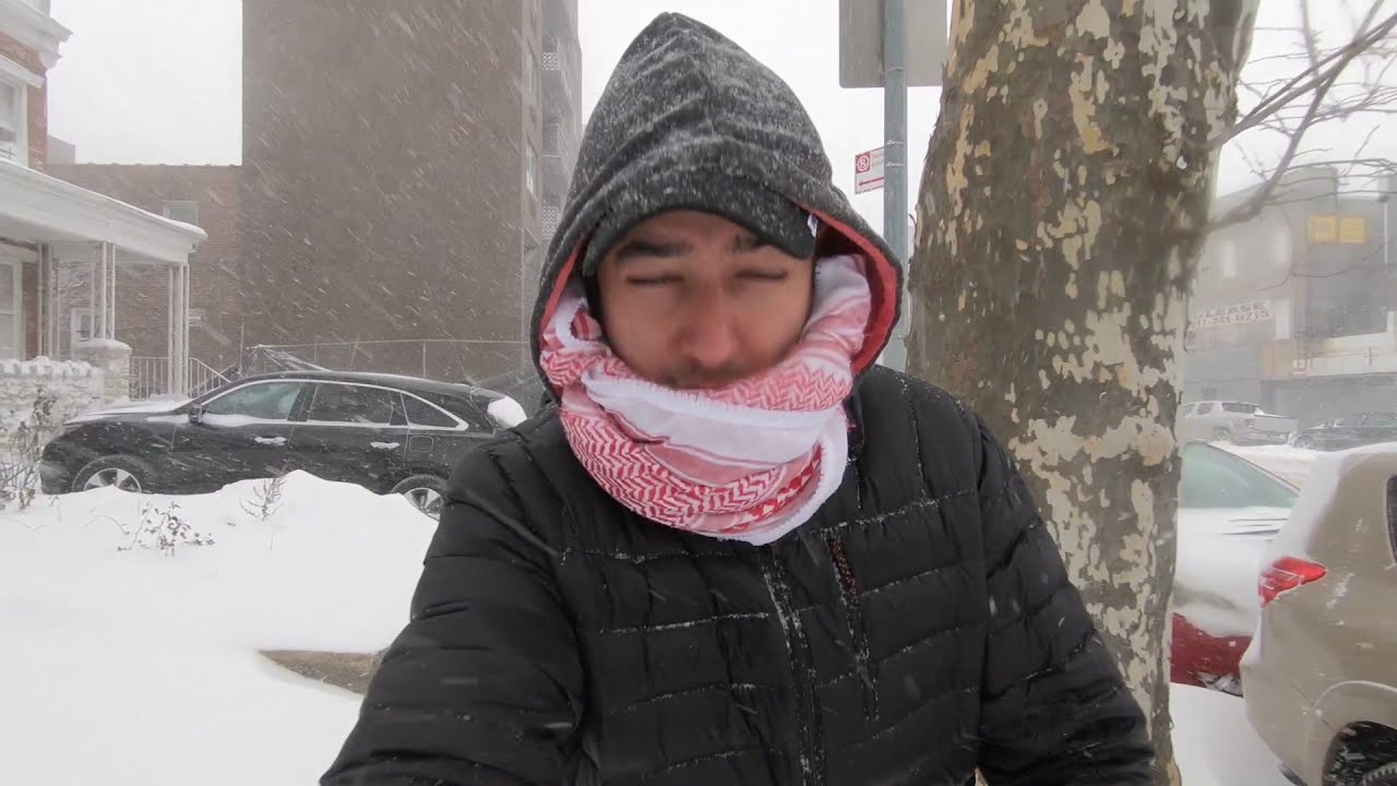 В снежной буре, обрушившейся на Нью-Йорк в Америке, температура ниже нуля.