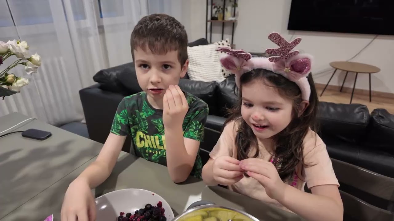 Варимо смачний компот разом 🍓🍎  Веселе дитяче кулінарне відео