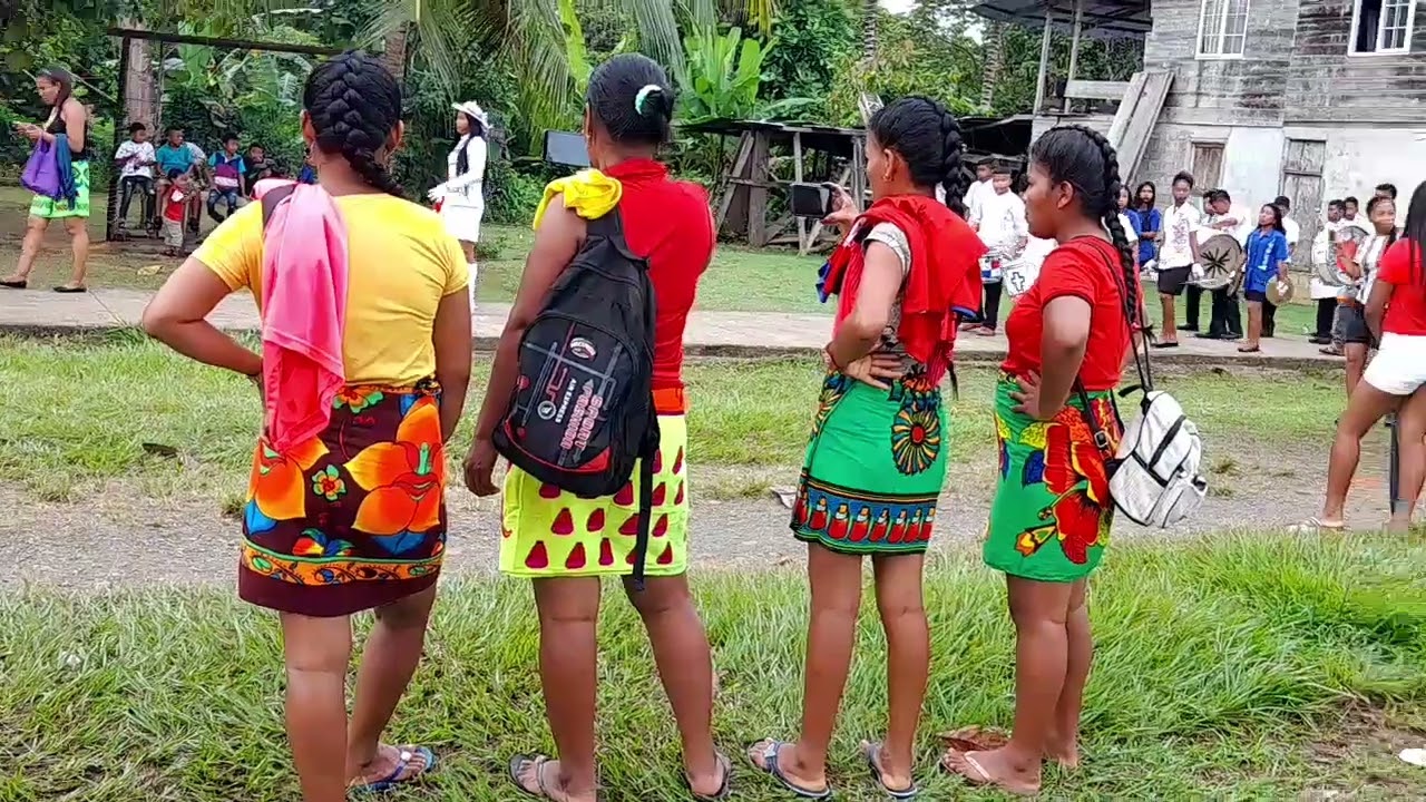 desfile ,Aniversario de la Comarca Embera W. Comunidad de Pto. Indio