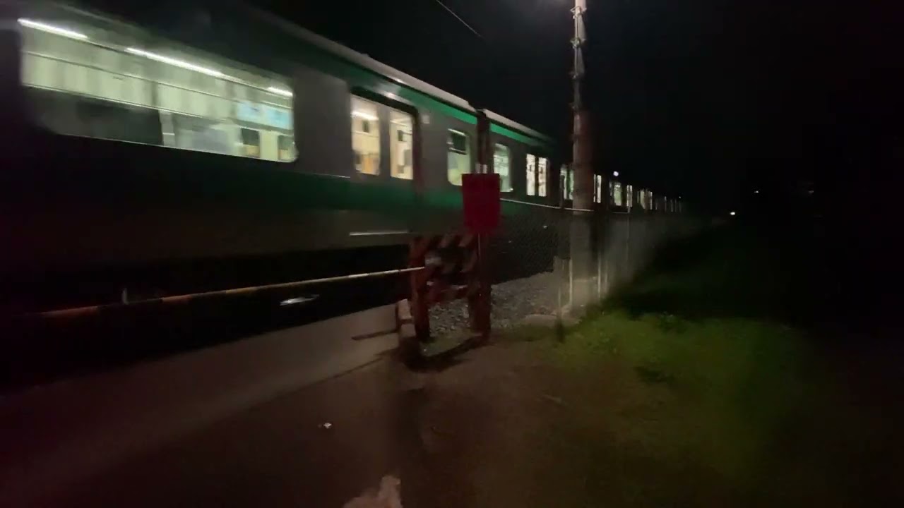 e233系7000番台埼京線　南古谷駅付近の踏切を通過するシーン