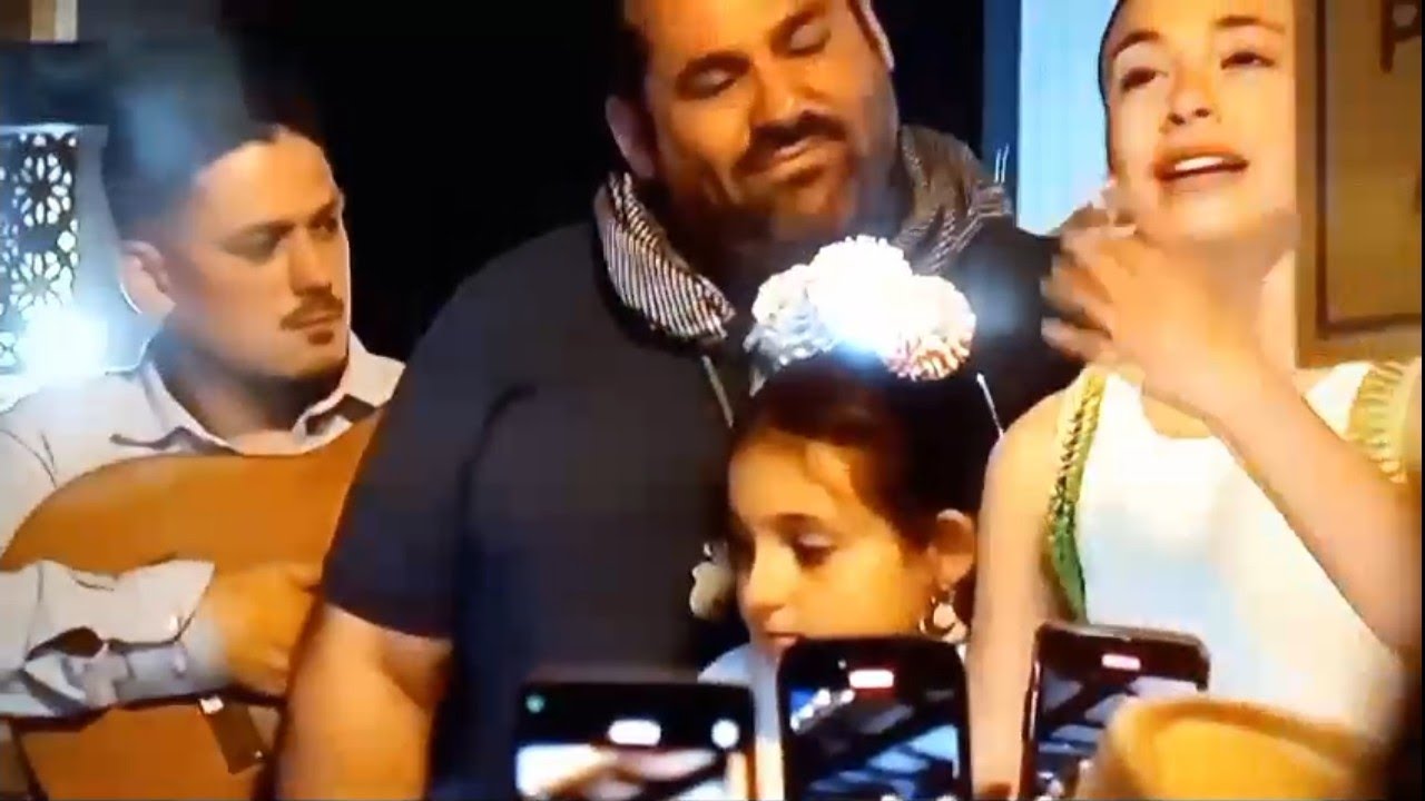NIÑA CANTANDO EN EL ROCIO 2024/HERMANDAD DE HUELVA/TAMBORIL Y SEVILLANA ROCIERA/