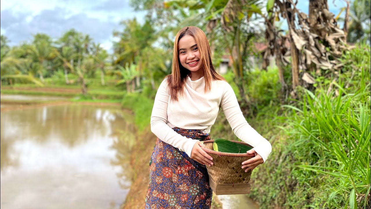 No Gengsi Hidup Di Kampung!!! Gadis Desa Cantik Mencari Sayuran Di Sawah Buat Makan Bersama
