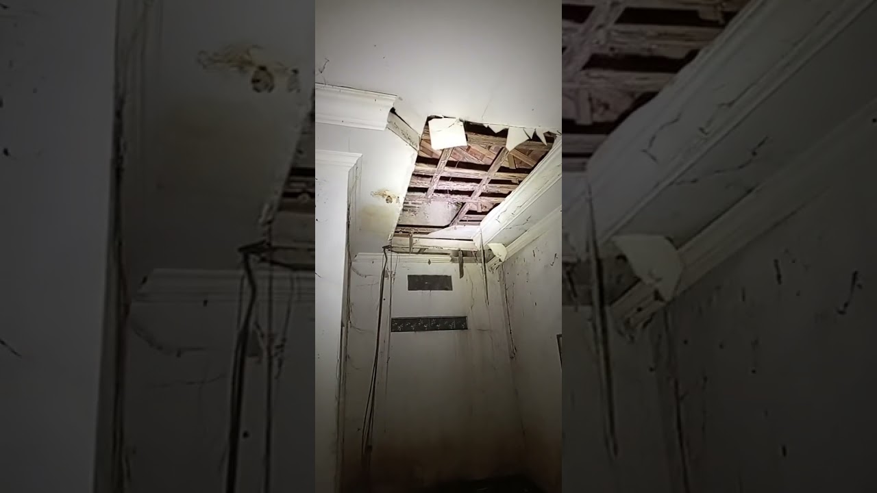 Showroom motor terbengkalai angker