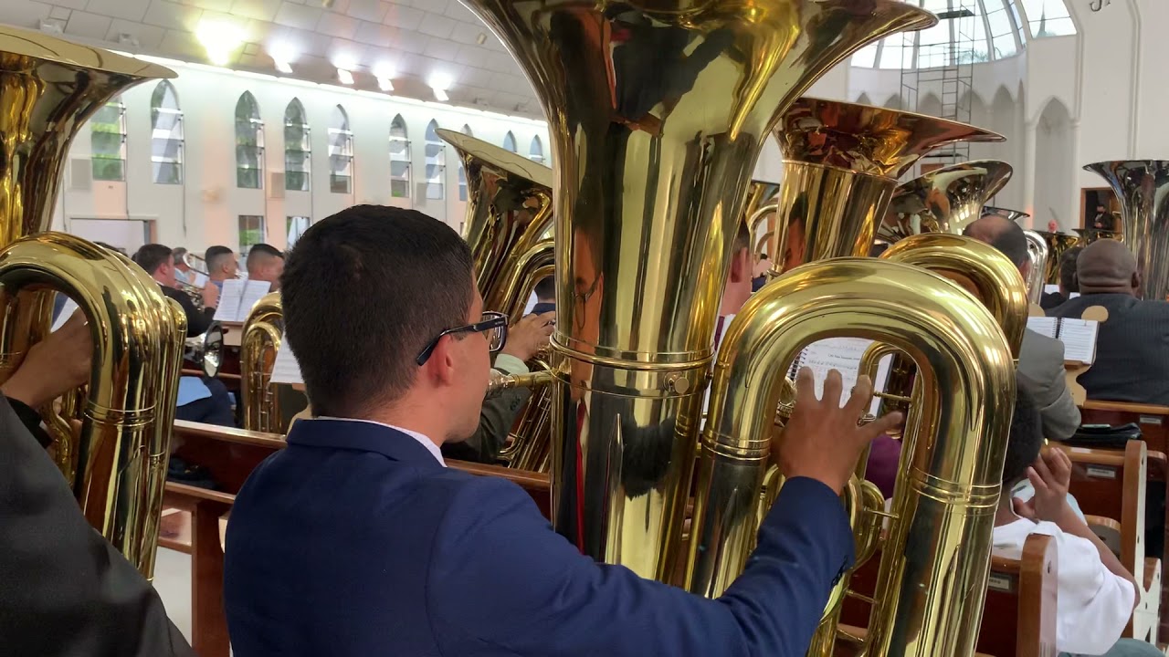 Ensaio local cabreúva hino 322 tubas tocando firme