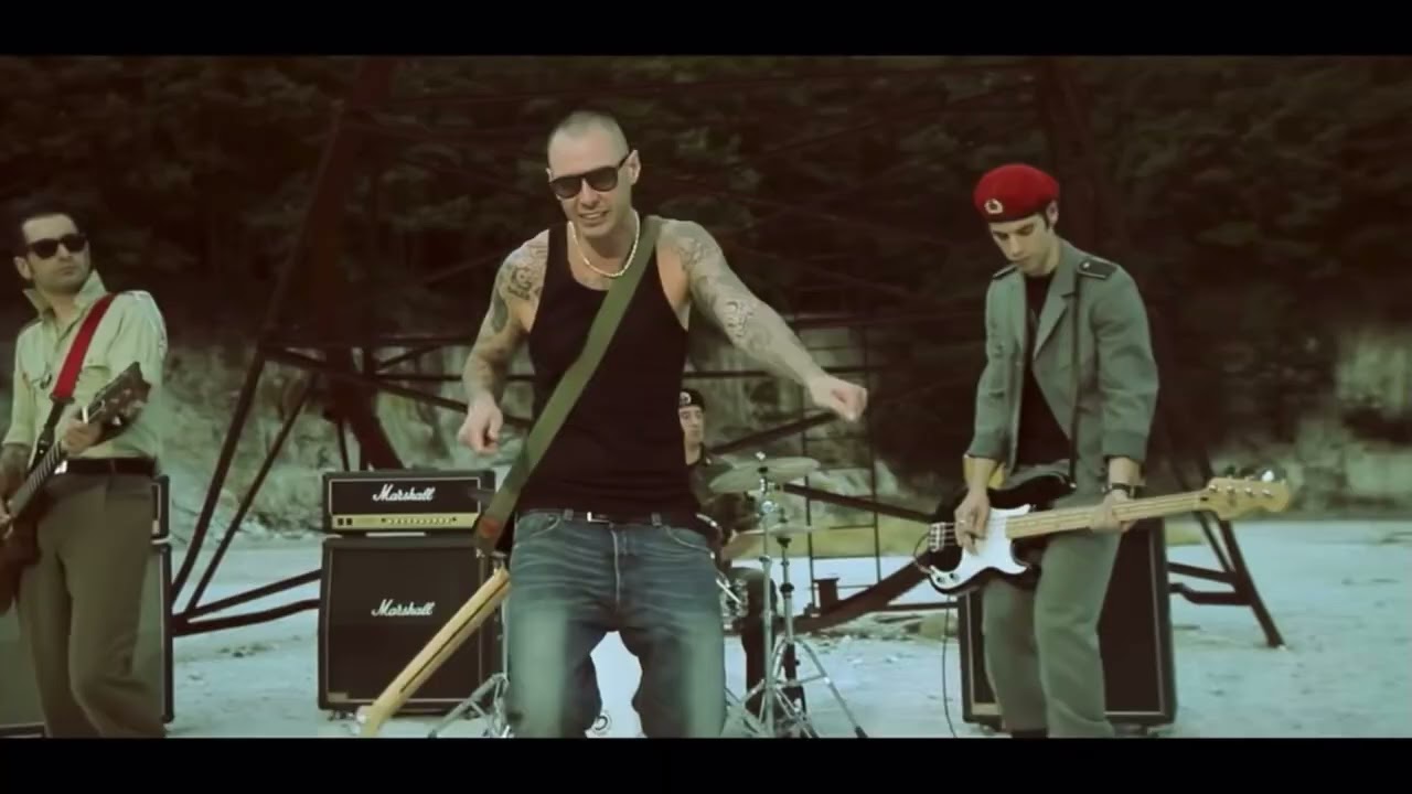 Fabri Fibra - Vip in Trip, senza censura (Laura chiatti me la voleva dare)