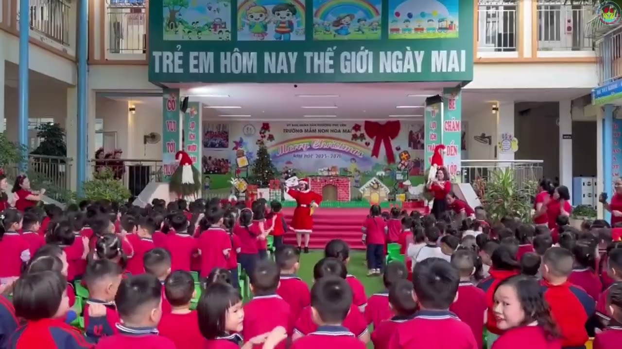 B&eacute; vui đ&oacute;n Noel