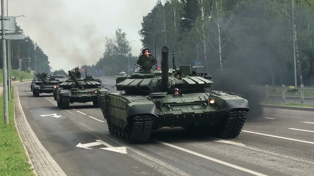 БЕЛАРУСЬ Минск Уручье Выезд механизированной колонны - боевой военной техники на репетицию ЧП ТАНК