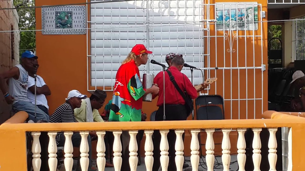 Bellanina con su grupo. Que cura.