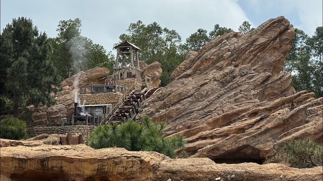 Big Grizzly Mountain Runaway Mine Cars FULL Ride-Through | Hong Kong Disneyland