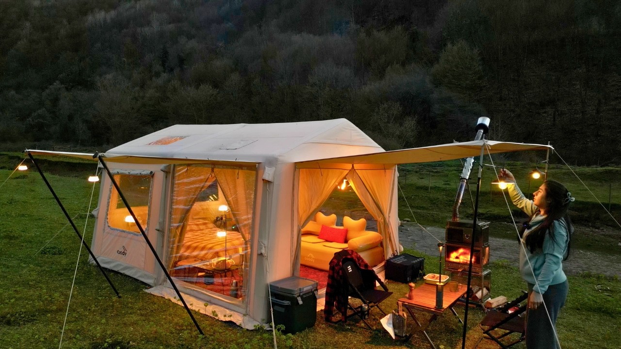 Отдых в кемпинге среди коров в двухкомнатной надувной палатке.