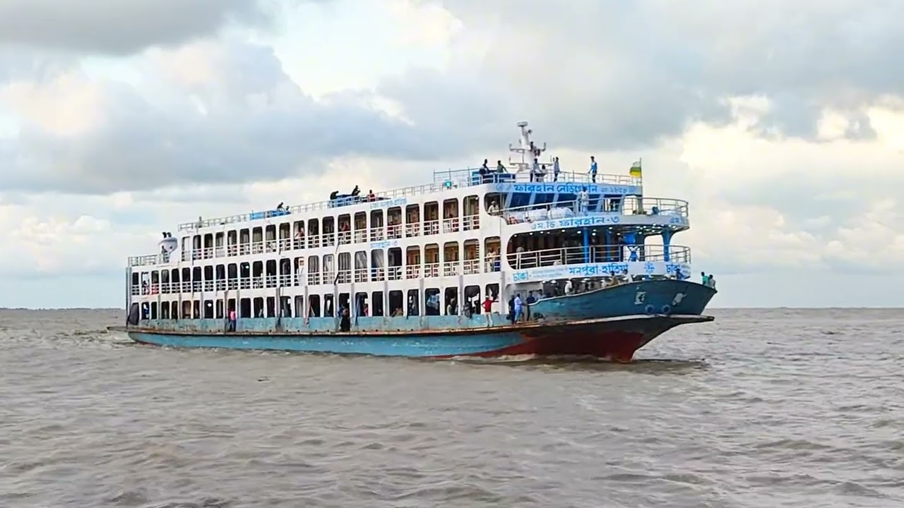 তীব্র স্রোতের মধ্যে যেভাবে দৌলতখান  ঘাটে বাথিং এম ভি ফারহান -৩ লঞ্চ
