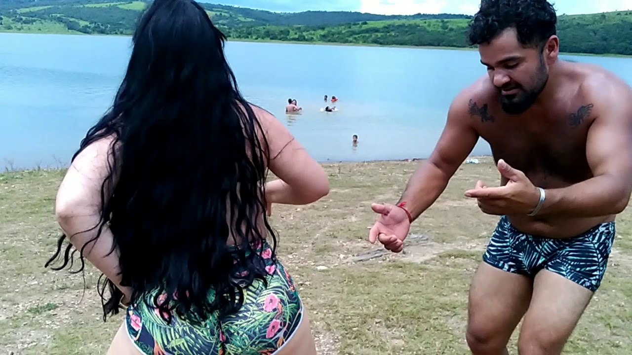 EI GATINHA ELE SÓ OLHANDO
