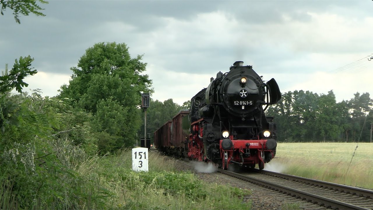 52 8141-5 mit einem Fotogüterzug in der Lausitz