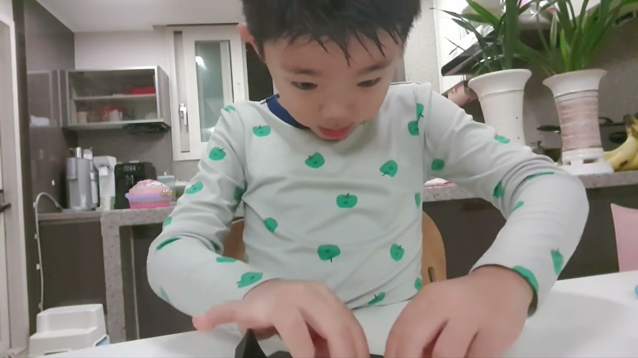 [헌서유 TV] 헌서의 종이접기 교실 1편 - 칼라스 미니카   @HUNTERandSUNNY 
